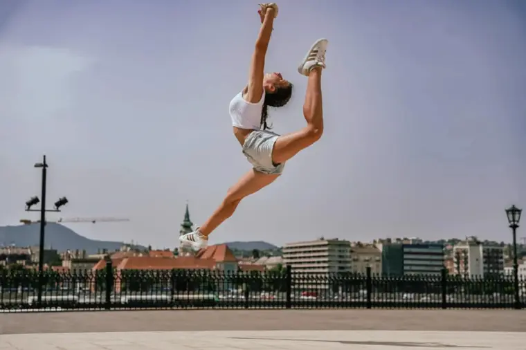 Barbora vo výskoku na nábreží v Budapešti